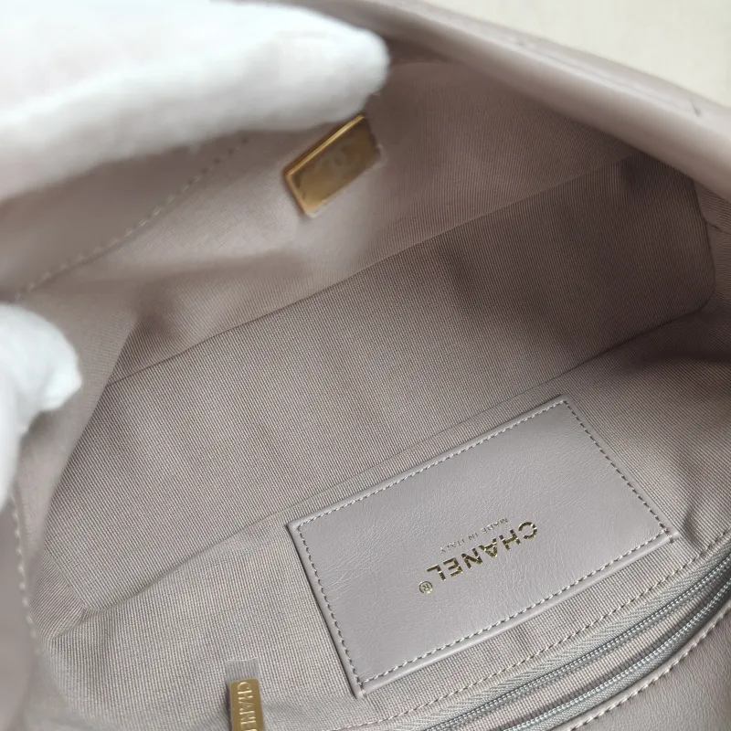 Chanel Shoulder Bag Shoulder Bag Grey Lambskin One Size25 × 5 × 14.5 cm — detail view 2 of 12
