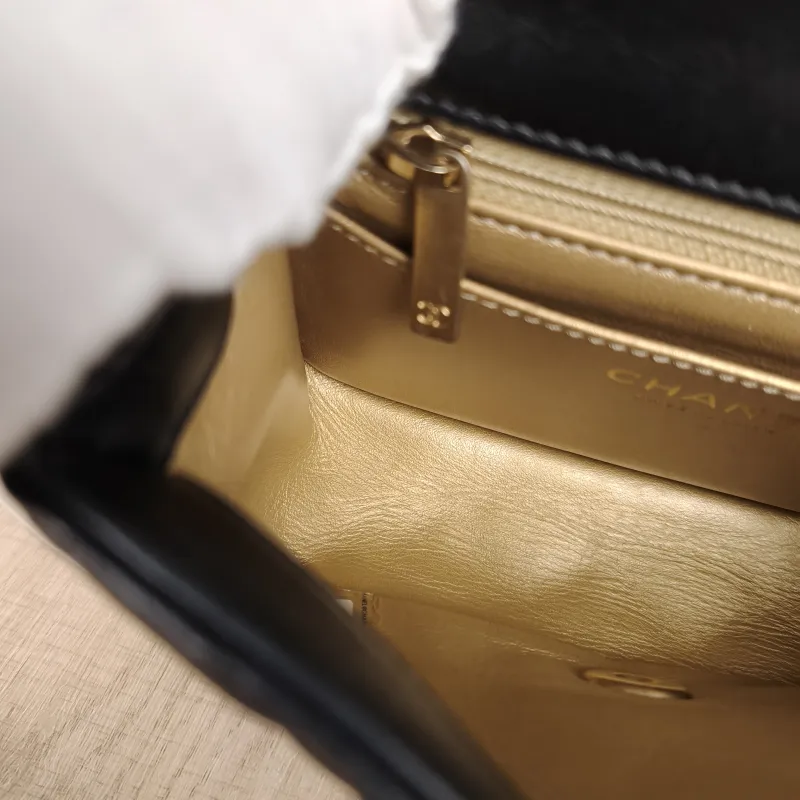 Chanel Crossbody Bag Black Lambskin One Size17 × 8 × 13.5 cm — detail view 11 of 15
