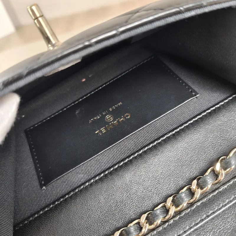 Chanel Crossbody Bag26c Pearl Black Lambskinmini15 × 5.5 × 10.5 cm — detail view 4 of 13