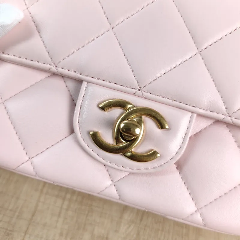 Chanel Crossbody Bag 24a Pearl Pink Lambskin Mini 19 × 7 × 13 cm — detail view 6 of 11