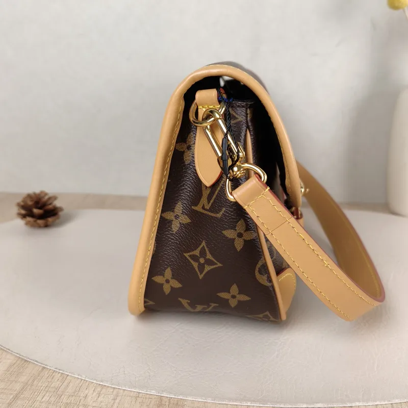 Louis Vuitton Crossbody Bag Diane Baguette Bag Shoulder Strap PVC Small 24 × 9 × 15 cm — detail view 4 of 14