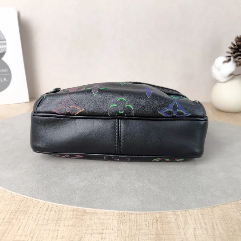 Louis Vuitton Crossbody Bag Comet Messenger Messenger Bag Black Calfskin Small23 × 8 × 12.5 cm — cover view 3 of 5