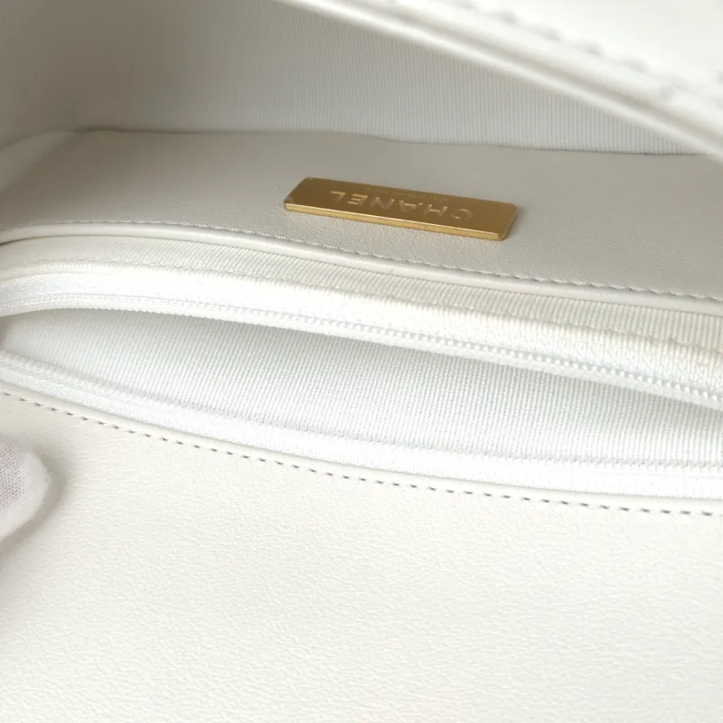 Chanel Crossbody Bag Messenger Bag White Calfskin One Size 20 × 7 × 12.5 cm — detail view 1 of 13