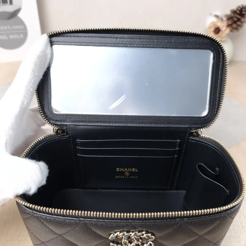 Chanel Crossbody Bag Black Grained Calfskin Mini 16 × 8 × 9.5 cm — detail view 3 of 12