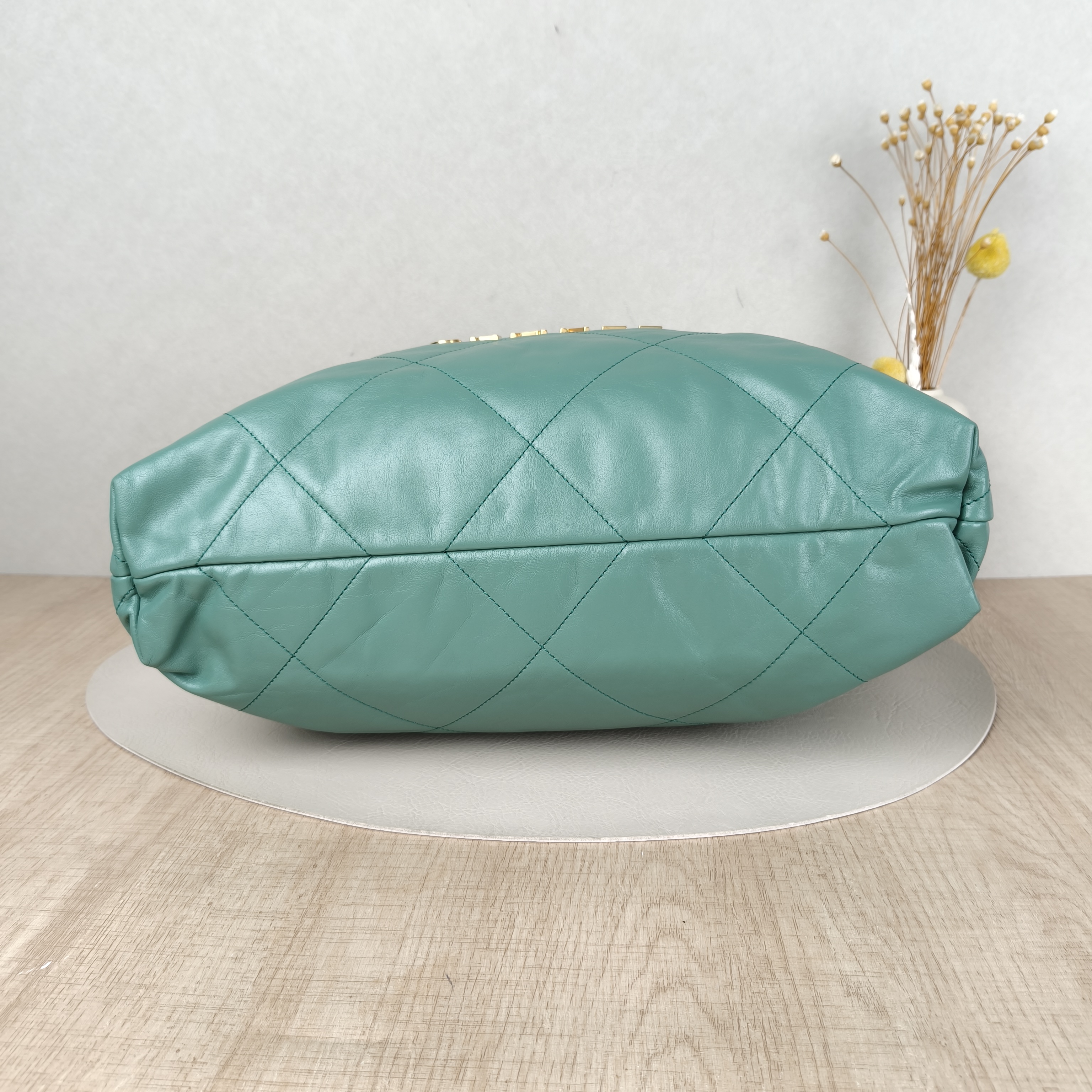 Chanel Shoulder Bag22Bag Green Calfskin Small35 × 7 × 37 cm — cover view 5 of 5