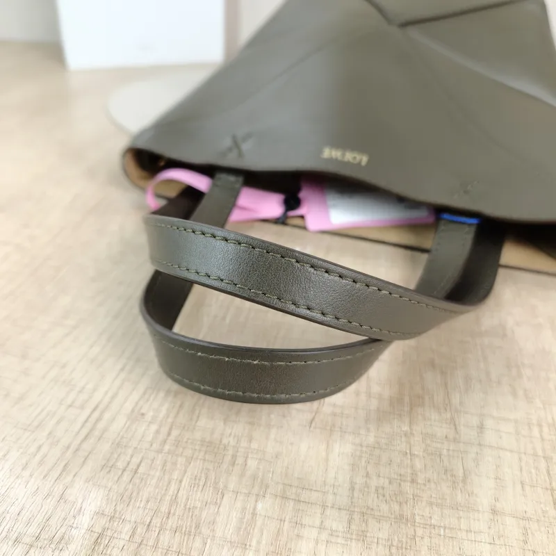 LOEWE Crossbody Bag Puzzle Fold Shopping Tote Calfskinmini16.5 × 9.5 × 20 cm — detail view 8 of 11