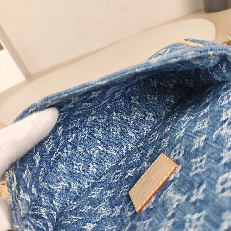 Louis Vuitton Crossbody Bag Diane Baguette Bag Blue nano 19 × 6 × 10.5 cm — detail view 5 of 13