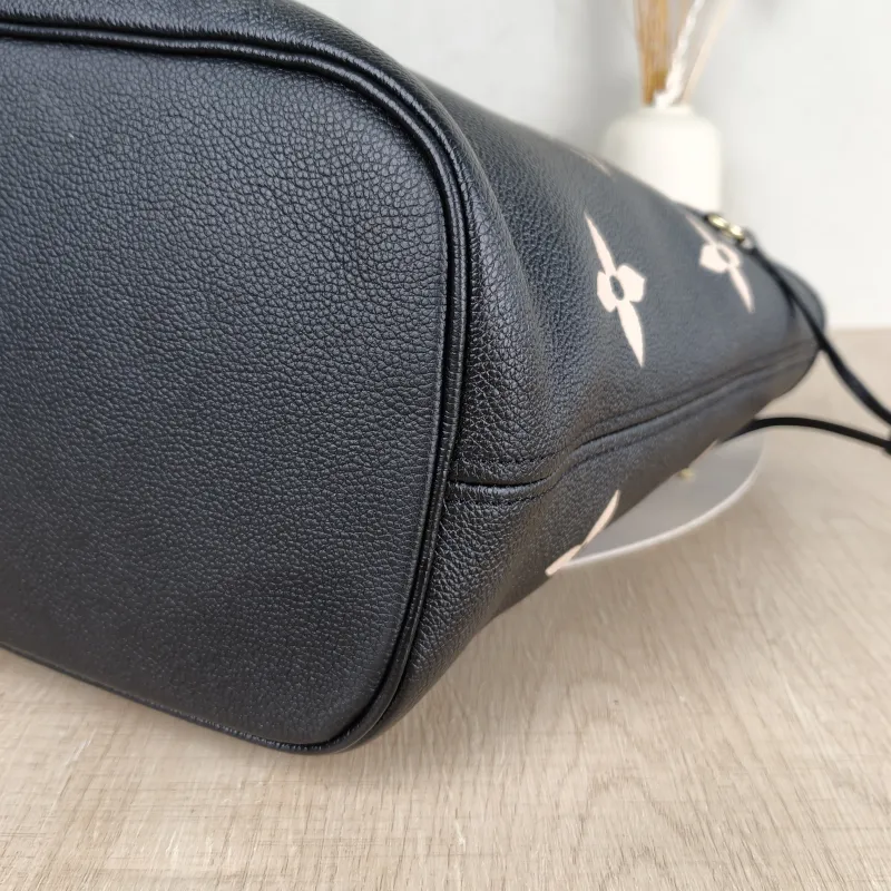 Louis Vuitton Shoulder Bag Neverfull Black · White Calfskin Medium 31 × 14 × 28 cm — detail view 7 of 10