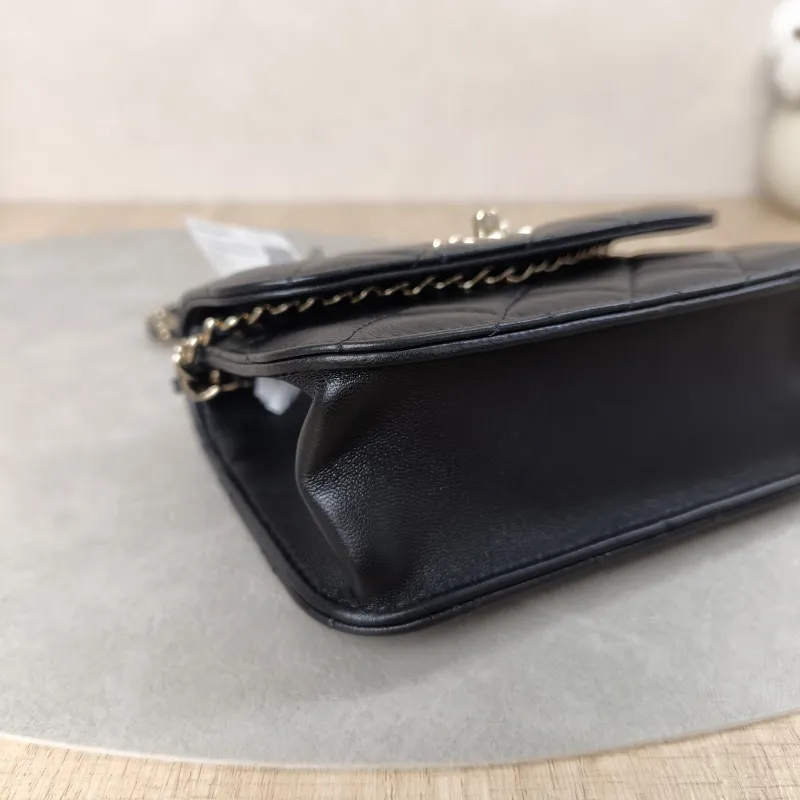 Chanel Crossbody Bag26c Pearl Black Lambskinmini15 × 5.5 × 10.5 cm — detail view 1 of 19
