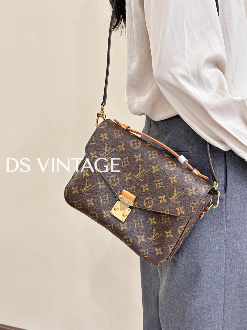 Louis Vuitton Crossbody Bag Pochette Métis Monogram PVC Medium25 × 7 × 19 cm Conditioned — on-model view 1 of 3