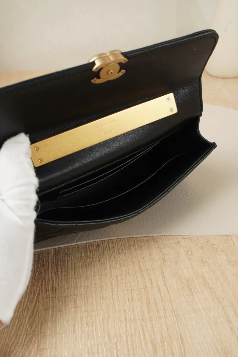 Chanel 22b kelly Black with Gold-Tone Hardware Lambskin Microchip Edition · · 18.5 × 4.5 × 10 cm — detail view 11 of 15