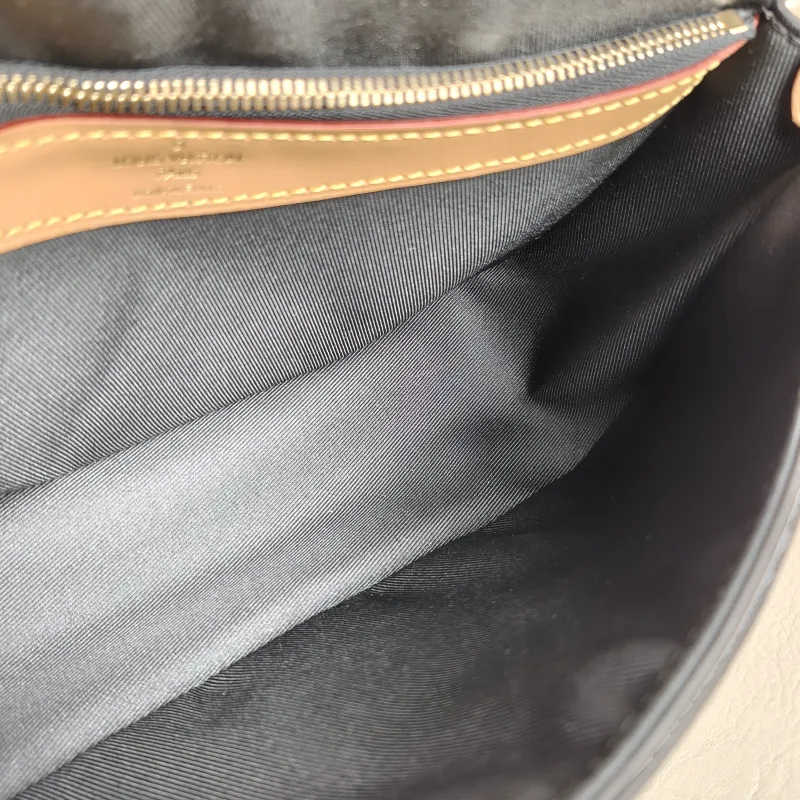 Louis Vuitton Crossbody Bag Diane Baguette Bag Shoulder Strap PVC Small 24 × 9 × 15 cm — detail view 7 of 13