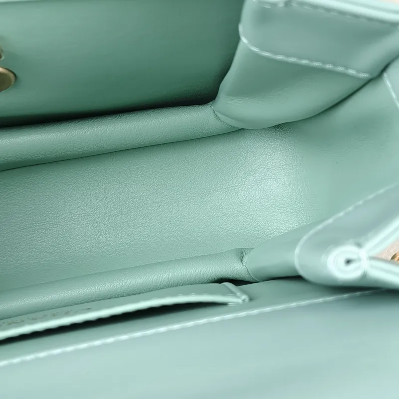 Chanel Crossbody Bag Green Calfskin One Size 22 × 7 × 16 cm — detail view 7 of 14