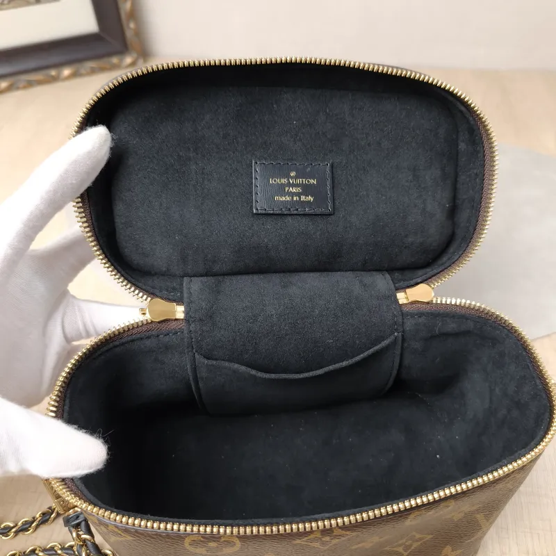 Louis Vuitton Shoulder Bag VANITY Cosmetic Bag Monogram PVC Small19 × 11 × 13 cm — detail view 17 of 17