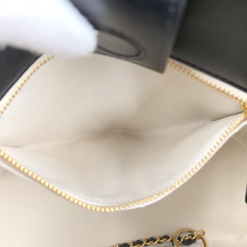 Chanel Crossbody Bag26s Bucket Bag Black Lambskin Small26 × 11 × 19 cm — detail view 2 of 14