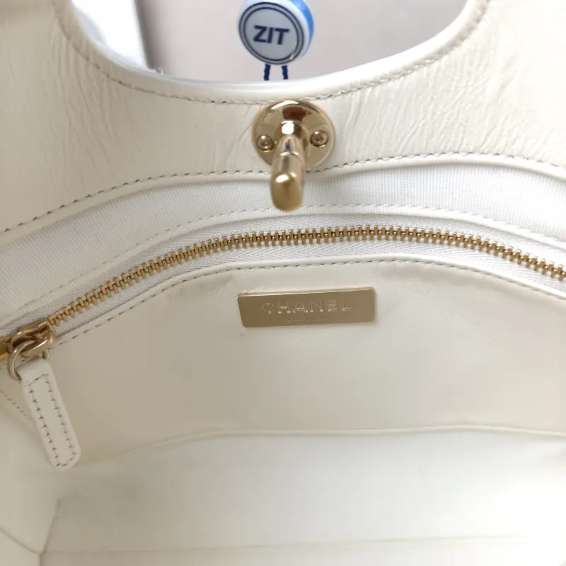 Chanel Crossbody Bag 31Bag White Gold Waxed Leather Mini 23 × 5.5 × 22 cm — detail view 8 of 11