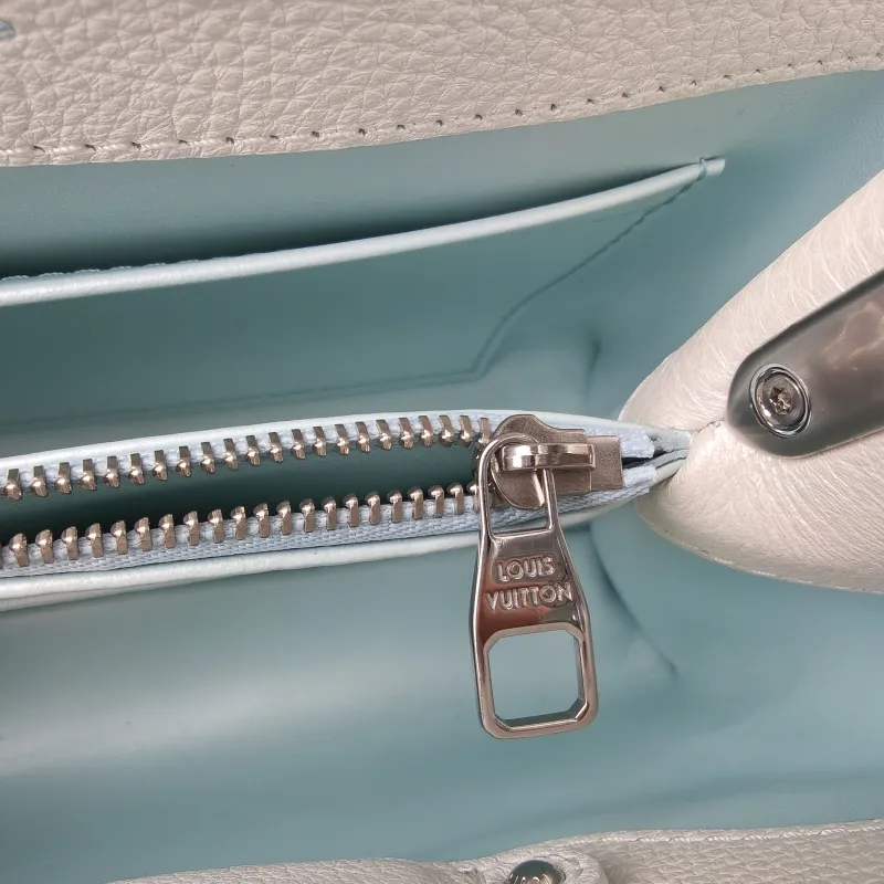 Louis Vuitton Top Handle Bag Capucines Calfskin BB 27 × 9 × 17.5 cm — detail view 2 of 15