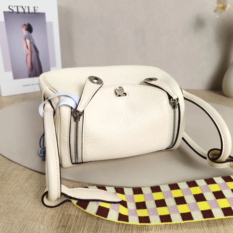 Hermès Crossbody Bag Shoulder Strap Lindy Mini 19 TC Calfskinmini19 × 9.5 × 13 cm — cover view 9 of 11