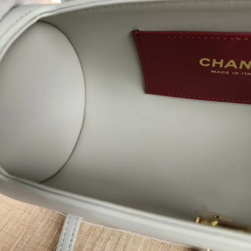 Chanel Crossbody Bag Bowling Bag Green Calfskin 20 × 10 × 10 cm Microchip Edition — detail view 1 of 11