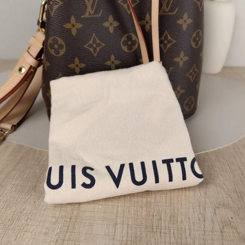 Louis Vuitton Crossbody Bag NÉONOÉ Bucket Bag BB Monogram PVC BB 20 × 13 × 20 cm — detail view 7 of 10
