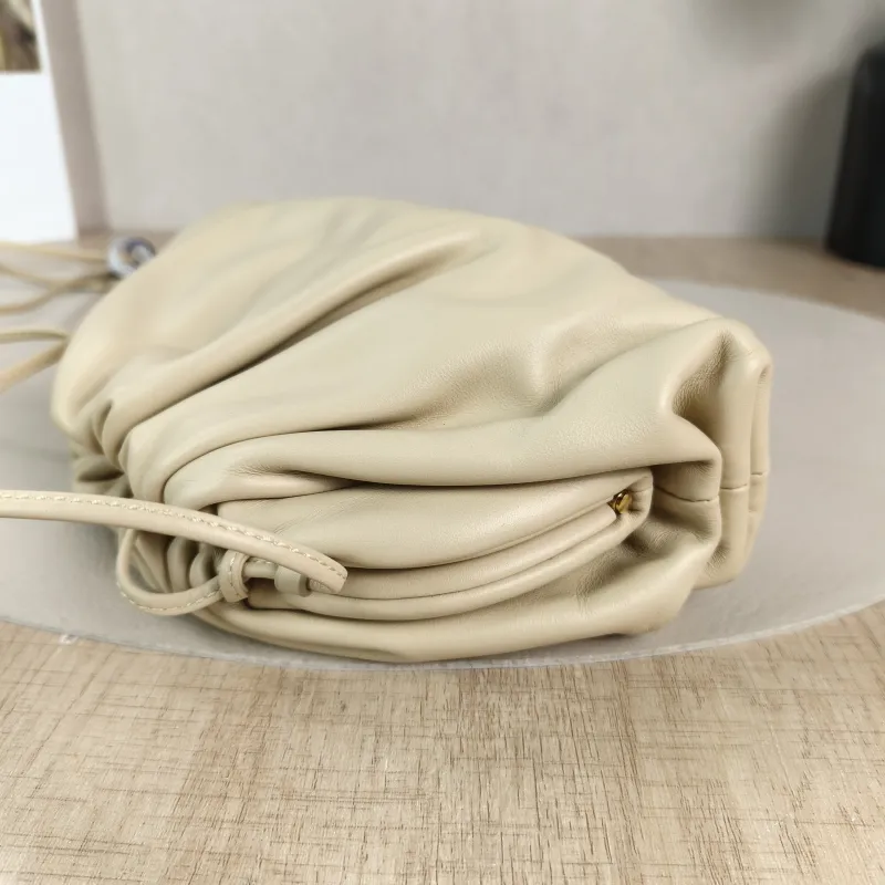 Bottega Veneta Clutch The Pouch Clutch Beige Lambskinmini22 × 5 × 13 cm — detail view 7 of 10
