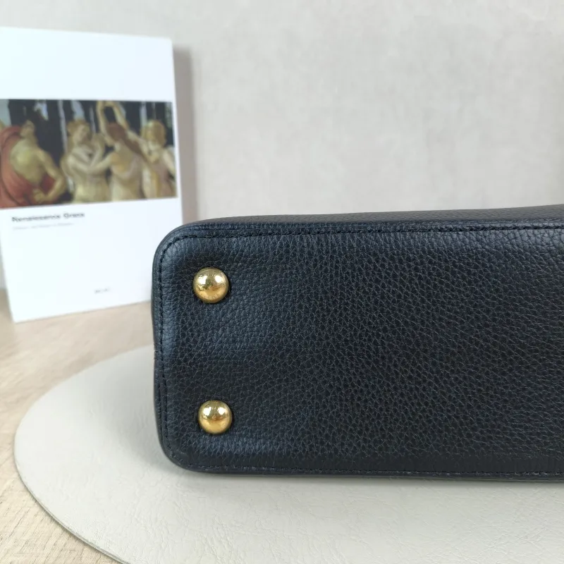 Louis Vuitton Top Handle Bag Capucines Black · Calfskin Medium31.5 × 11 × 20 cm — detail view 5 of 14
