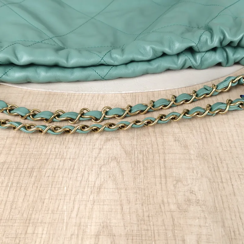 Chanel Shoulder Bag22Bag Green CC alfskin39 × 8 × 42 cm — detail view 16 of 17