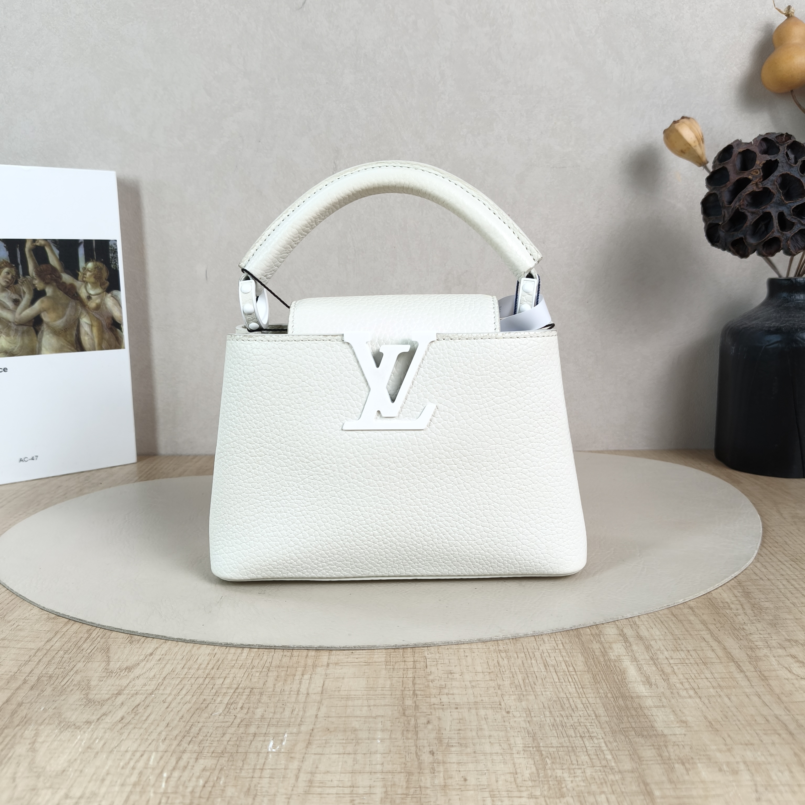 Louis Vuitton Crossbody Bag Capucines White Calfskinmini21 × 8 × 14 cm