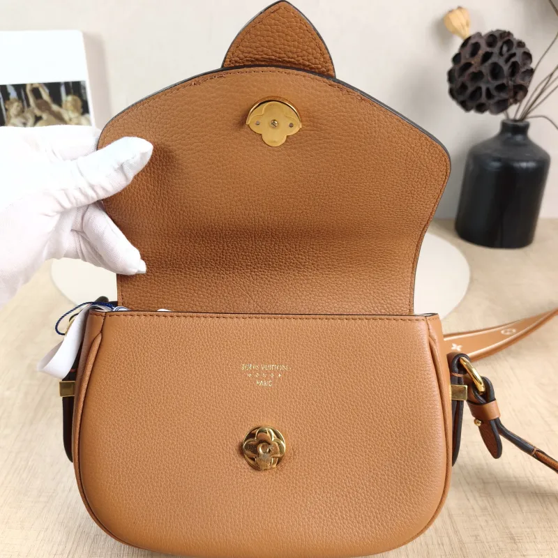 Louis Vuitton Crossbody Bag Pont 9 Soft Messenger Bag Calfskin Small 21 × 6.5 × 15 cm — detail view 9 of 13