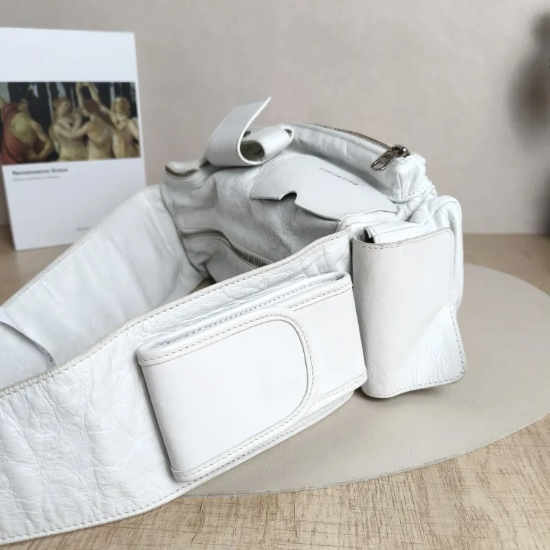 BALENCIAGA Top Handle Bag Superbusy Top Handle Bag White Lambskinmini 35 × 11 × 12 cm — detail view 7 of 11