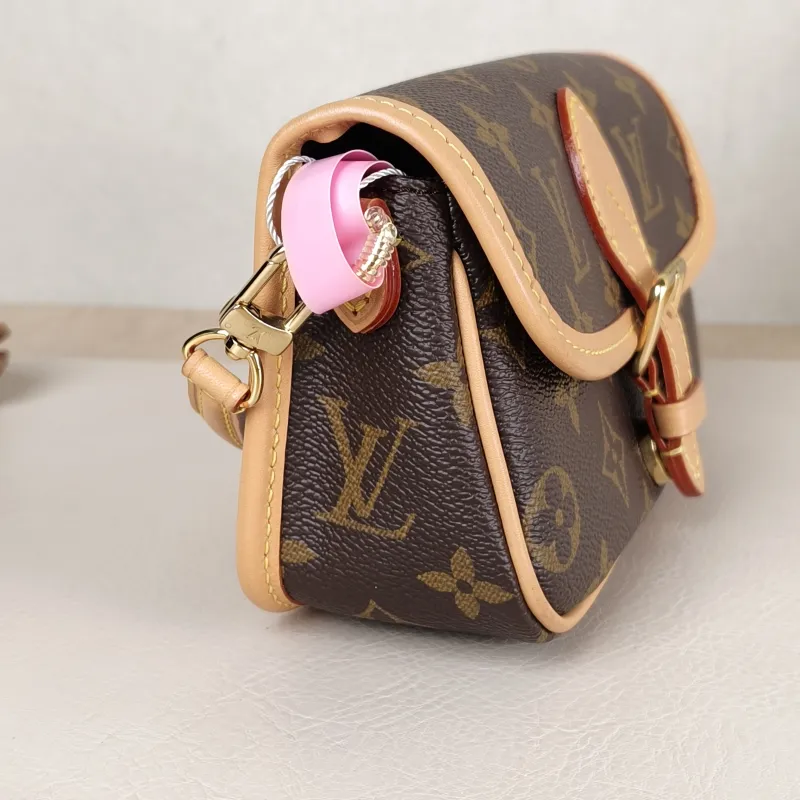 Louis Vuitton Crossbody Bag Diane Baguette Bag Monogram PV Cnano19 × 6 × 10.5 cm — detail view 2 of 12