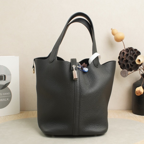 Hermès 22K Calfskin · Dust Bag · 22 × 17 × 21 cm