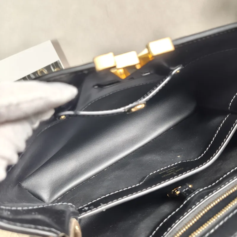 Louis Vuitton Top Handle Bag Capucines Black Calfskin Medium31.5 × 11 × 20 cm — detail view 9 of 13