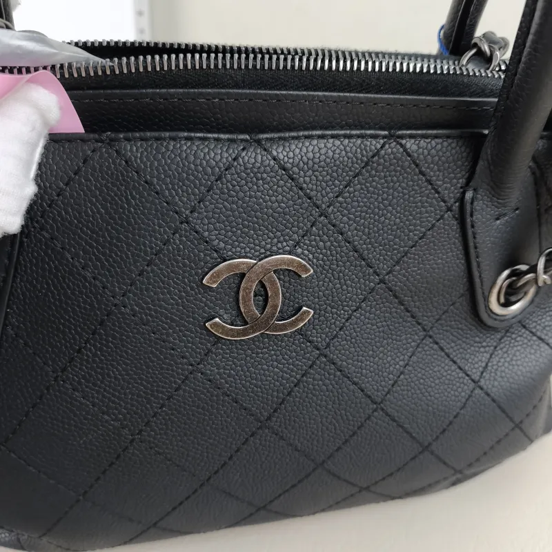 Chanel Shoulder Bag Tote Bag Grained Calfskin One Size 34 × 9 × 21 cm 22 — detail view 13 of 14