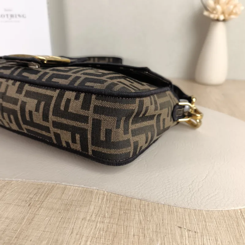 FENDI Crossbody Bag Baguette Baguette Bag Brown Canvas Medium 27 × 6 × 15 cm — detail view 2 of 11