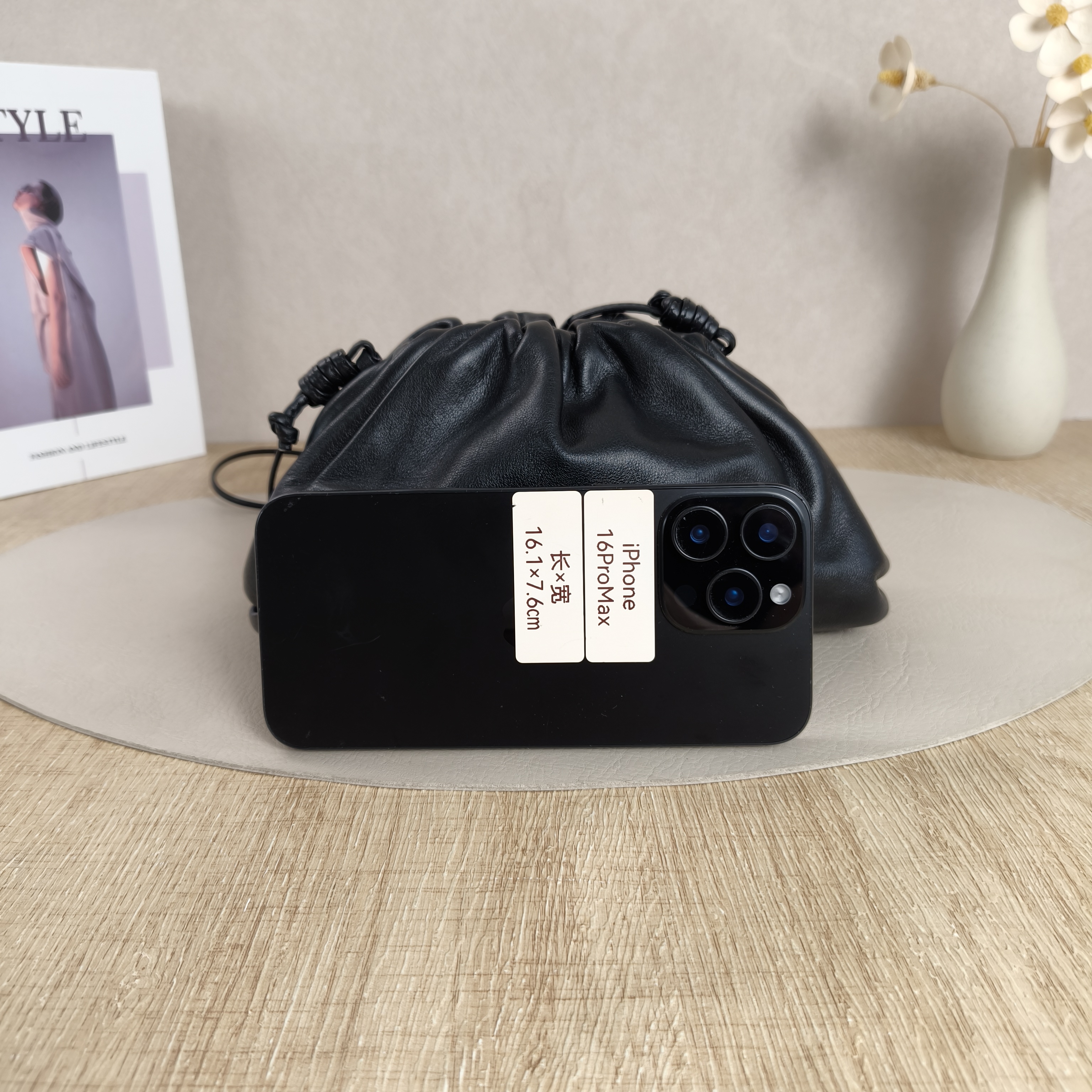 Bottega Veneta Clutch The Pouch Clutch Black Calfskinmini22 × 5 × 13 cm — cover view 9 of 10