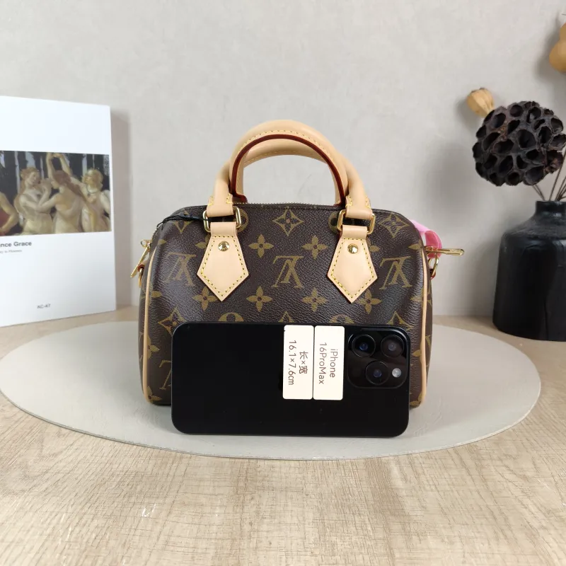 Louis Vuitton Crossbody Bag Speedy20 Shoulder Strap PVC Small 20.5 × 12 × 13.5 cm — cover view 2 of 6