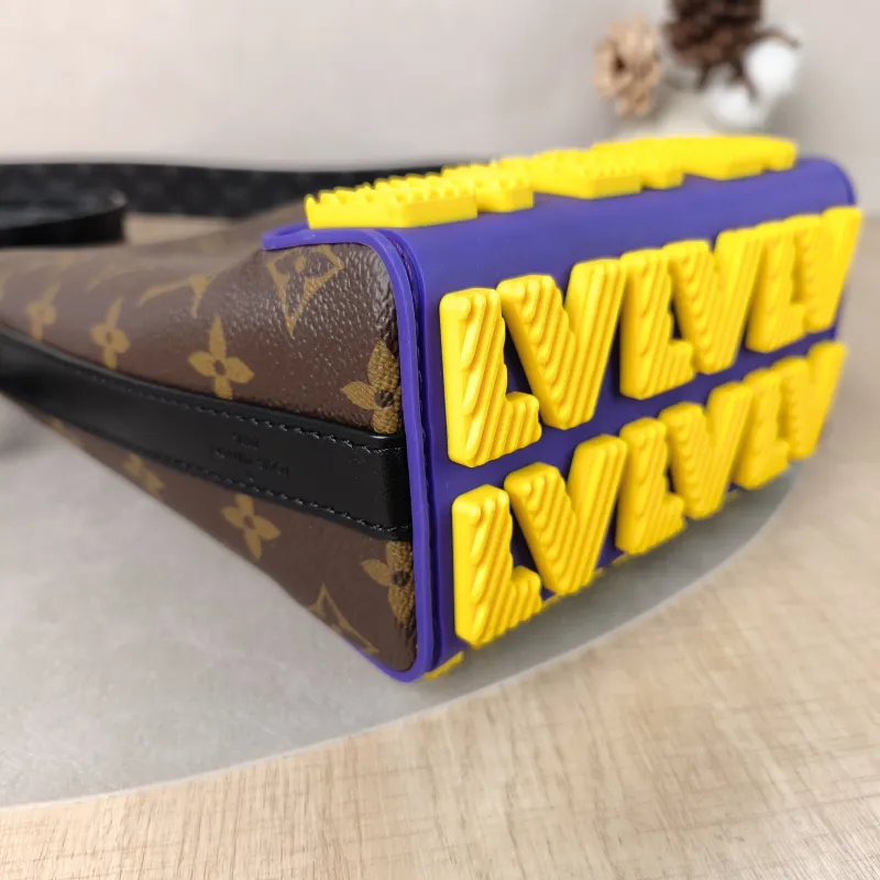 Louis Vuitton Crossbody Bag Cruiser Messenger Bag Monogram PVC One Size16.5 × 10 × 24 cm — detail view 8 of 12