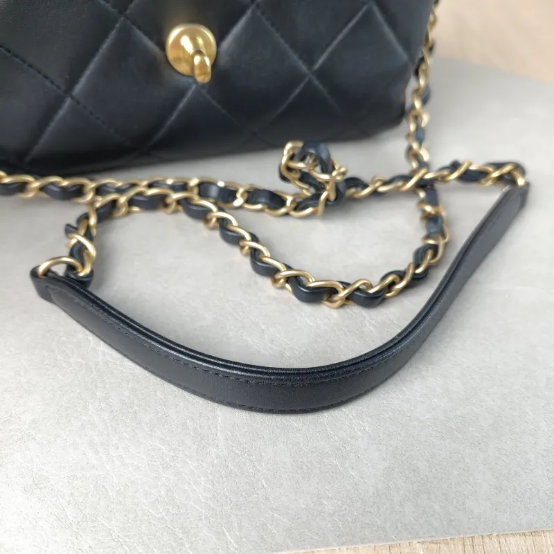 Chanel Crossbody Bag Crossbody Bag Black with Gold-Tone Hardware Lambskin Mini 20 × 6.5 × 13 cm — detail view 7 of 16