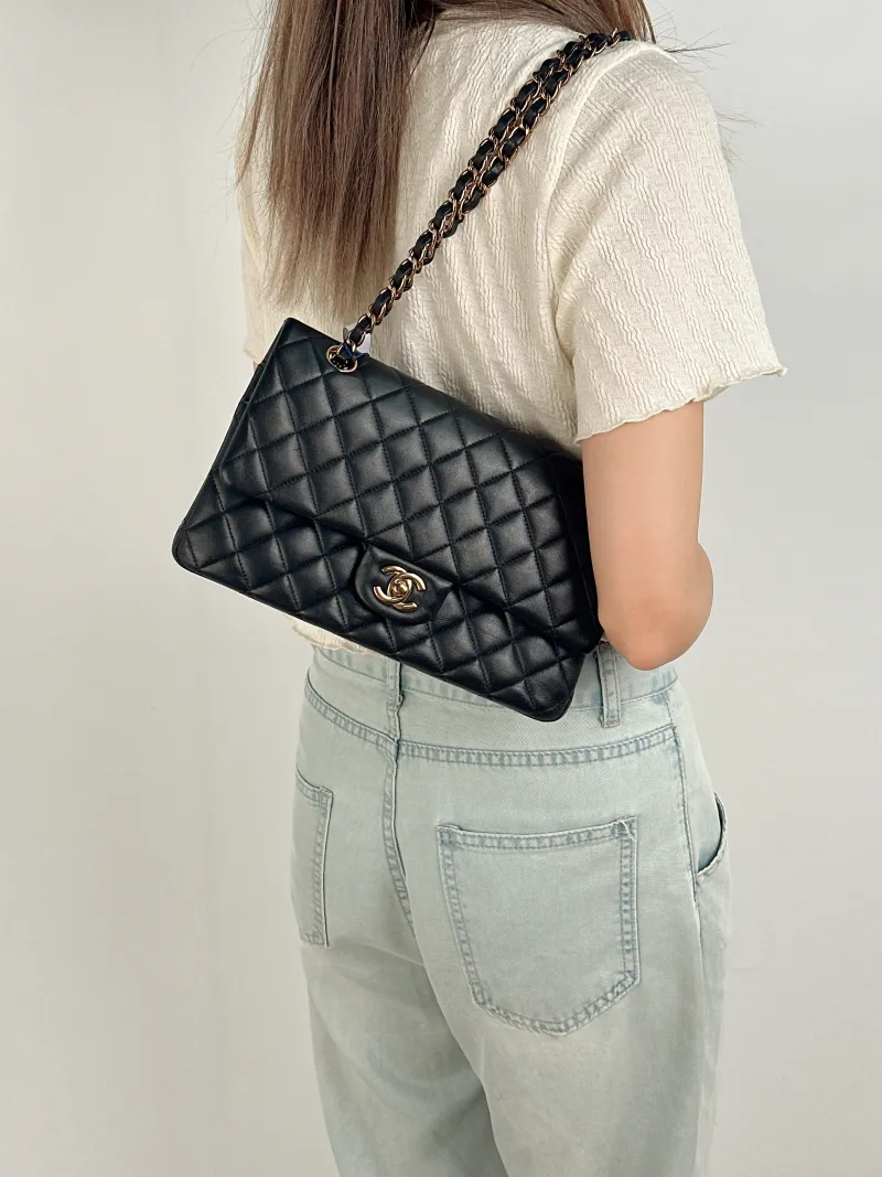 Chanel Crossbody Bag Classic Flap CF Black Calfskin Rose Gold Medium25.5 × 6.5 × 15.5 cm — on-model view 1 of 2