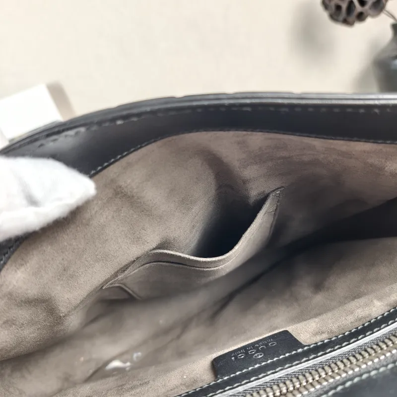 GUCCI Crossbody Bag Messenger Bag Crossbody Bag Black Calfskin One Size25 × 6 × 28 cm — detail view 6 of 13