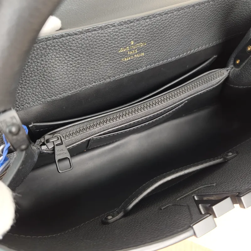Louis Vuitton Top Handle Bag Capucines East West Black Calfskin Medium33 × 9 × 19 cm — detail view 6 of 13