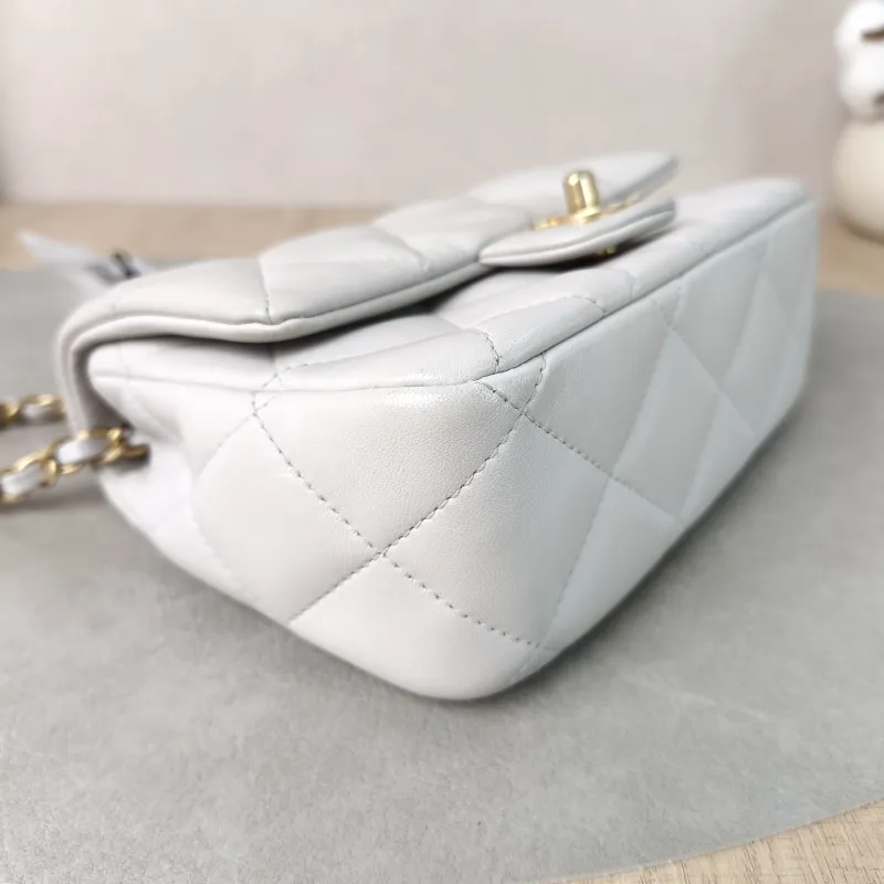 Chanel Crossbody Bag Edition White Lambskin One Size19 × 7 × 13.5 cm — detail view 4 of 14