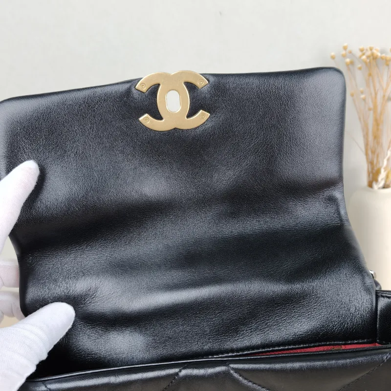 Chanel Crossbody Bag 19Bag Black SL ambskin Small 26 × 9 × 16 cm — detail view 9 of 15