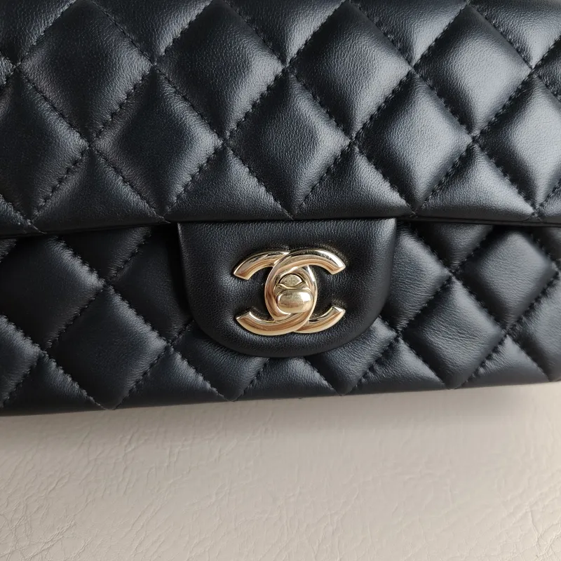 Chanel Crossbody Bag mini Black Lambskin mini 20 × 6 × 12 cm — detail view 9 of 12