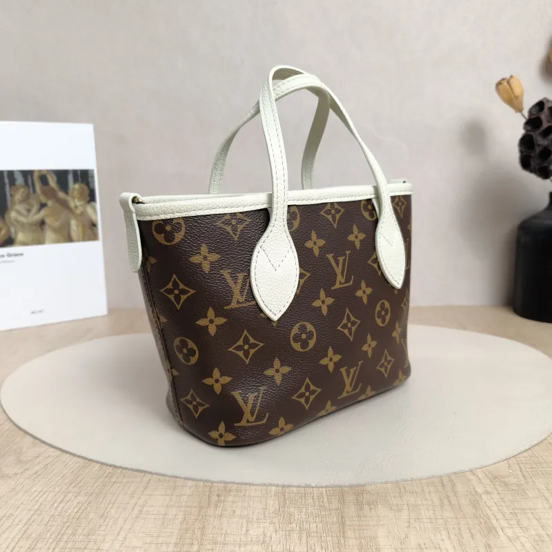 Louis Vuitton Crossbody Bag NEVERFULL INSIDE OUT BB Green PVC · Calfskin BB26.5 × 11 × 16.5 cm — cover view 3 of 6