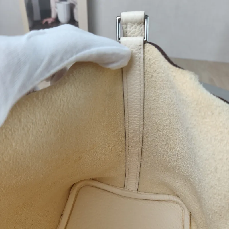 Hermès Top Handle Bag Picotin Lock 18 18 10Craie Taurillon Clemence TC Calfskin Small 18 × 13 × 18 cm Z Conditioned — detail view 4 of 12