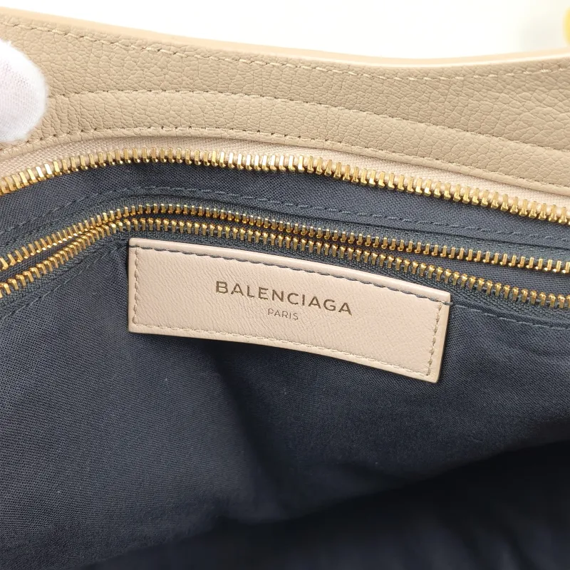 BALENCIAGA Shoulder Bag Classic City Calfskin Medium 37 × 15 × 23.5 cm — detail view 2 of 11