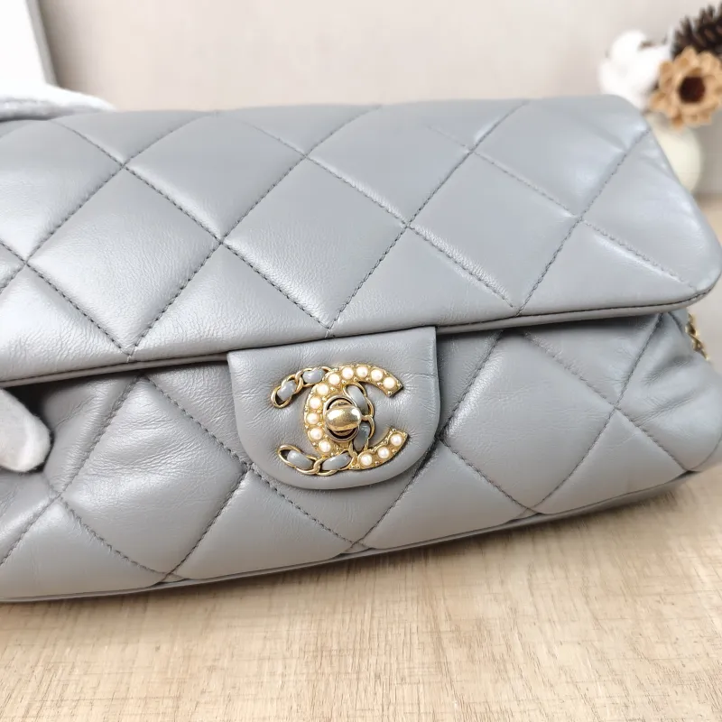 Chanel Crossbody Bag Crossbody Bag Grey Lambskin One Size 25.5 × 4.5 × 15 cm — detail view 3 of 14