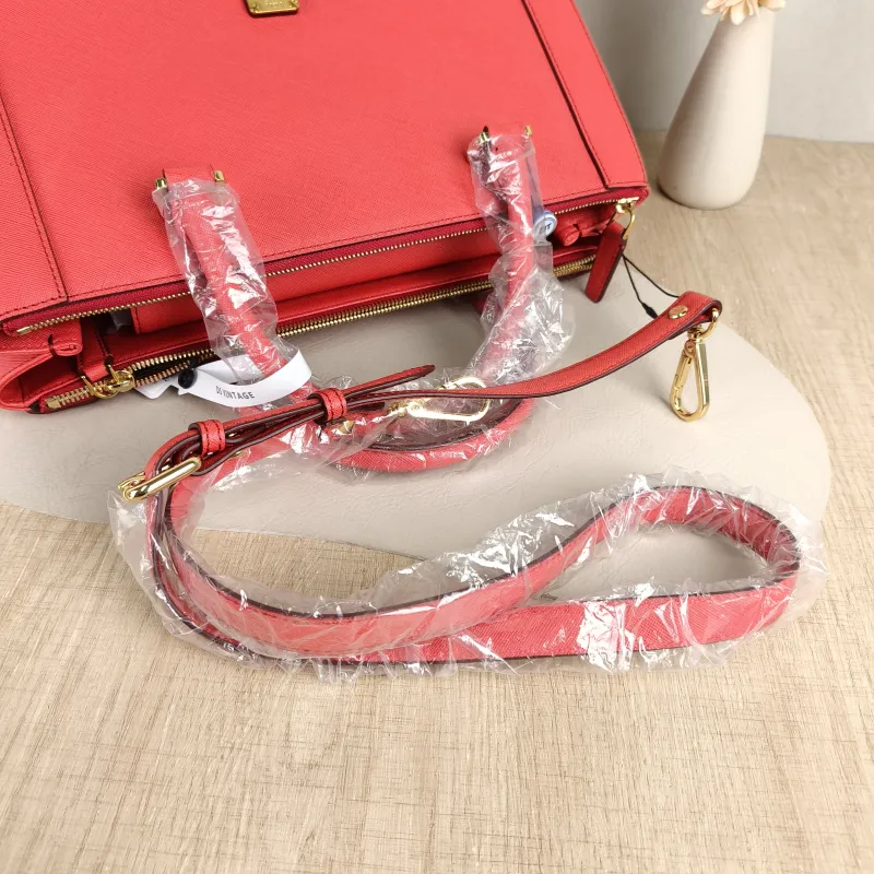 MCM Crossbody Bag Crossbody Bag Red Calfskin One Size 25 × 17 × 21 cm — detail view 12 of 15